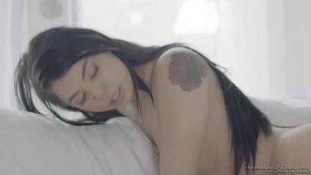 Сексапильные лесбиянки сладко кончают от красивого петтинга