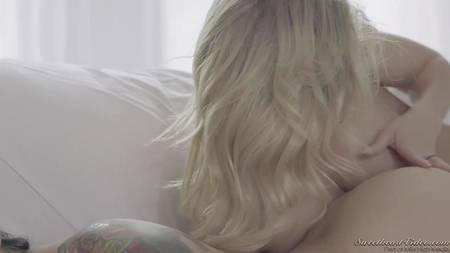 Сексапильные лесбиянки сладко кончают от красивого петтинга