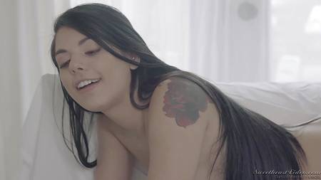 Сексапильные лесбиянки сладко кончают от красивого петтинга