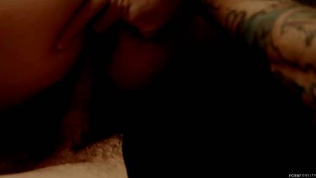 Чувак оприходовал в ванной комнате толстушку с волосатым влагалищем