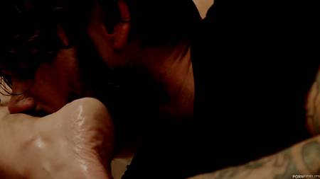 Чувак оприходовал в ванной комнате толстушку с волосатым влагалищем