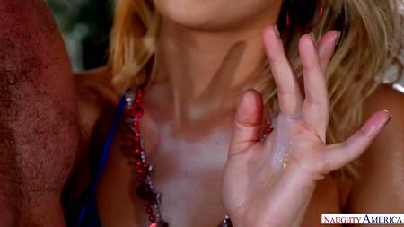 Обалденные телки соблазнили красивого парня на секс втроем