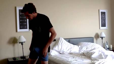 Симпатичный пацан отодрал подругу отца и смачно кончил ей в рот