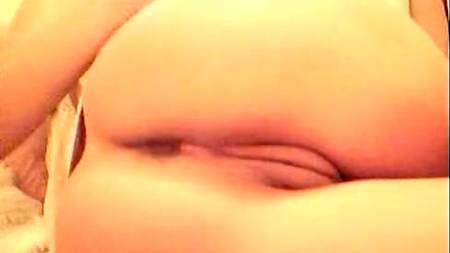 Телка зажигает перед веб-камерой