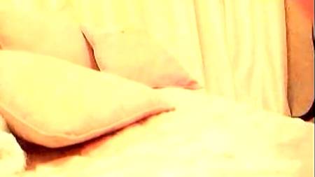 Телка зажигает перед веб-камерой