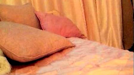 Телка зажигает перед веб-камерой