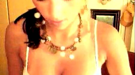 Телка зажигает перед веб-камерой