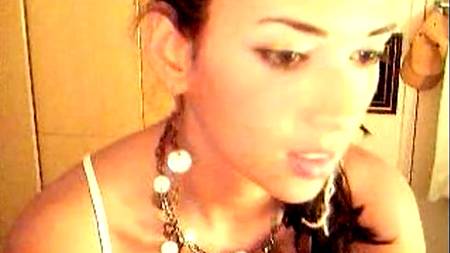 Телка зажигает перед веб-камерой