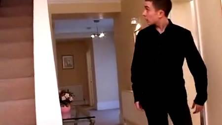 Две служанки пылесосут член своего босса