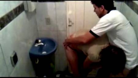 Заснял, как парочка трахается в туалете