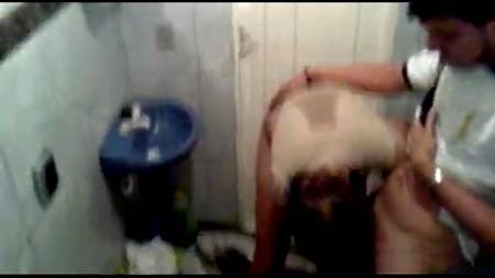 Заснял, как парочка трахается в туалете