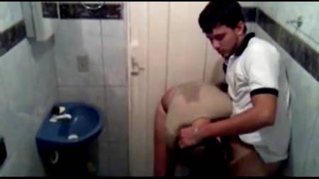 Заснял, как парочка трахается в туалете