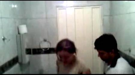 Заснял, как парочка трахается в туалете