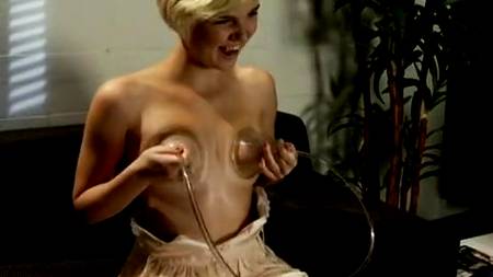 Вакуумные отсосы на сиськах и секс-машина