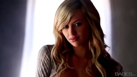 Страстная блондинка наслаждается мастурбацией