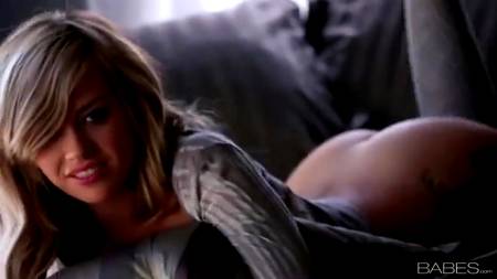 Страстная блондинка наслаждается мастурбацией