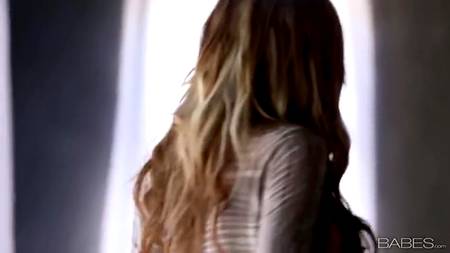 Страстная блондинка наслаждается мастурбацией