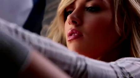 Страстная блондинка наслаждается мастурбацией