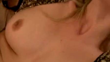 Тетки забавляются с фаллосами