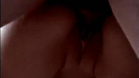 Блондинка в роли рабыни ублажает мужика