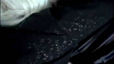 Блондинка в роли рабыни ублажает мужика