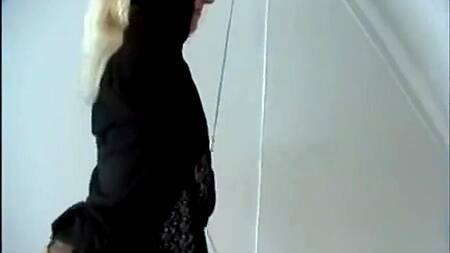 Блондинка в роли рабыни ублажает мужика