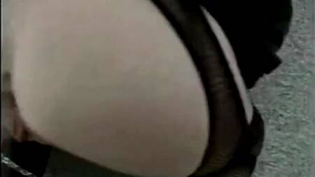 Блондинка в роли рабыни ублажает мужика