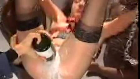 Фонтан шампанского из киски