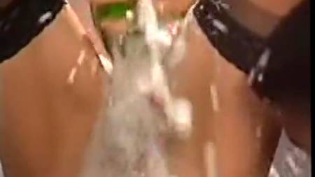 Фонтан шампанского из киски