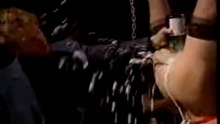 Фонтан шампанского из киски