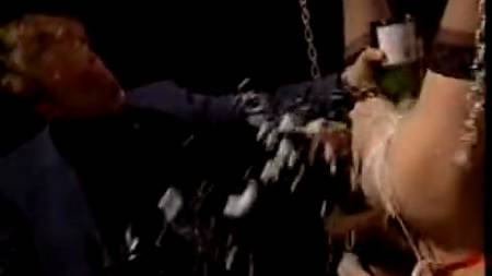 Фонтан шампанского из киски