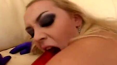 Девка в сексуальном белье сосет искусственный хуй во время анала