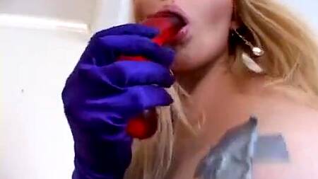 Девка в сексуальном белье сосет искусственный хуй во время анала