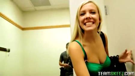 Отодрал девку в магазине, а потом еще и дома