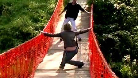 Оторванная девка верхом на члене