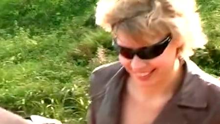 Оторванная девка верхом на члене