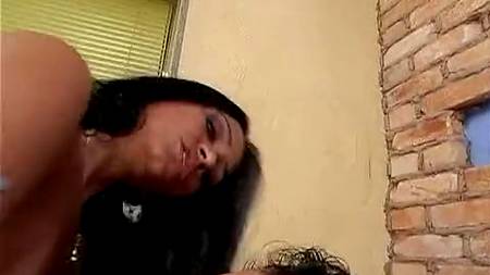 Алессандра дает в свою упругую попу