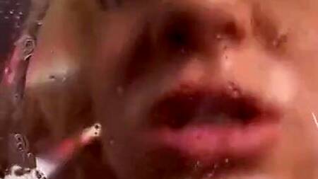 Блонда с силиконовыми сиськами давится членом и ебется в жопу