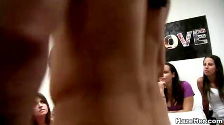 Юные болельщицы первый раз пробуют вкус члена