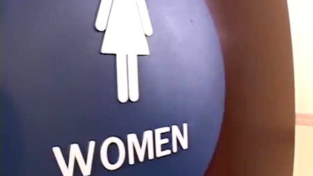 Анальный трах в туалете