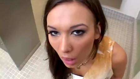 Анальный трах в туалете