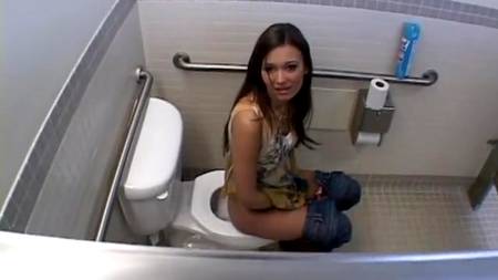 Анальный трах в туалете