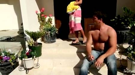 Брюнетка соблазнила своего садовника