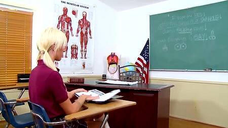 Учитель наказывает сексом озорную студентку в короткой юбке