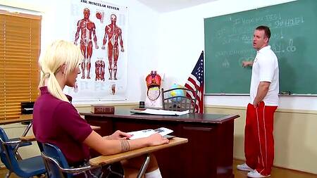 Учитель наказывает сексом озорную студентку в короткой юбке