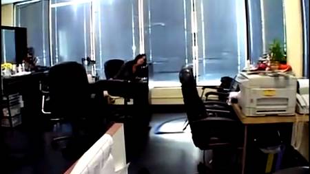 Офисная шлюха дает в жопу