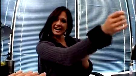 Офисная шлюха дает в жопу