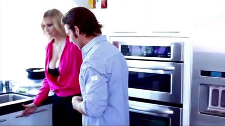 Мама приготовила для дочери мужика