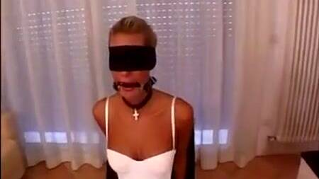 Покорная девка в наручниках дает разъебать свою жопу