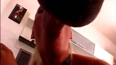 Покорная девка в наручниках дает разъебать свою жопу